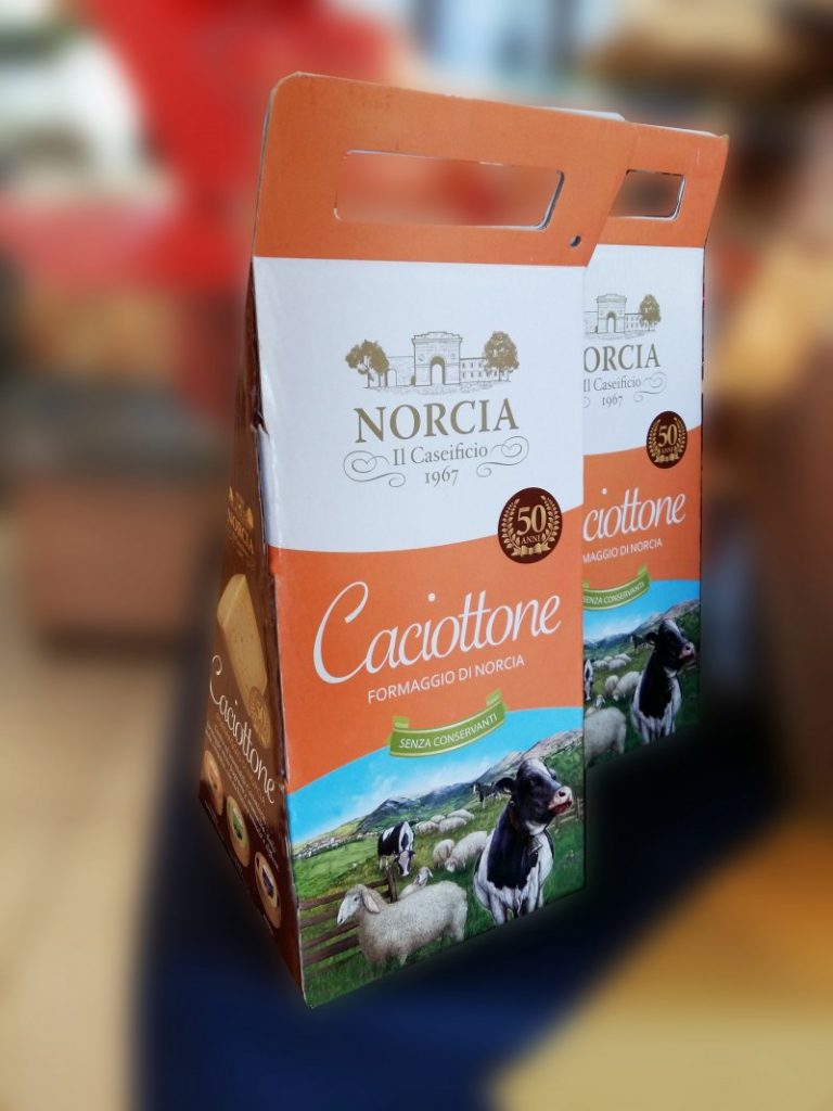 Uno spicchio di eccellente formaggio da circa 1 kg in una pratica ed elegante scatola.